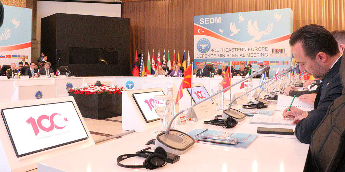 Güneydoğu Avrupa Savunma Bakanları Toplantısı, 16 üye ülkenin savunma bakanları, bakan yardımcıları ve temsilcilerinin katılımıyla Ankara Merkez Orduevi'nde başladı.