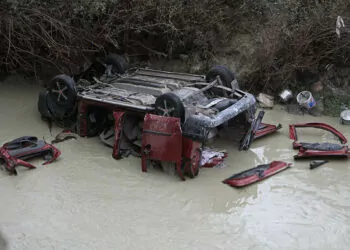 Hafif ticari araç gediz nehri'ne uçtu; 3 ölü