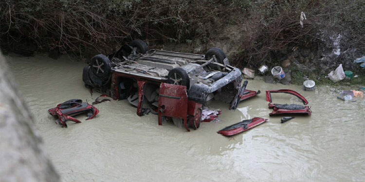 Hafif ticari araç Gediz Nehri'ne uçtu; 3 ölü