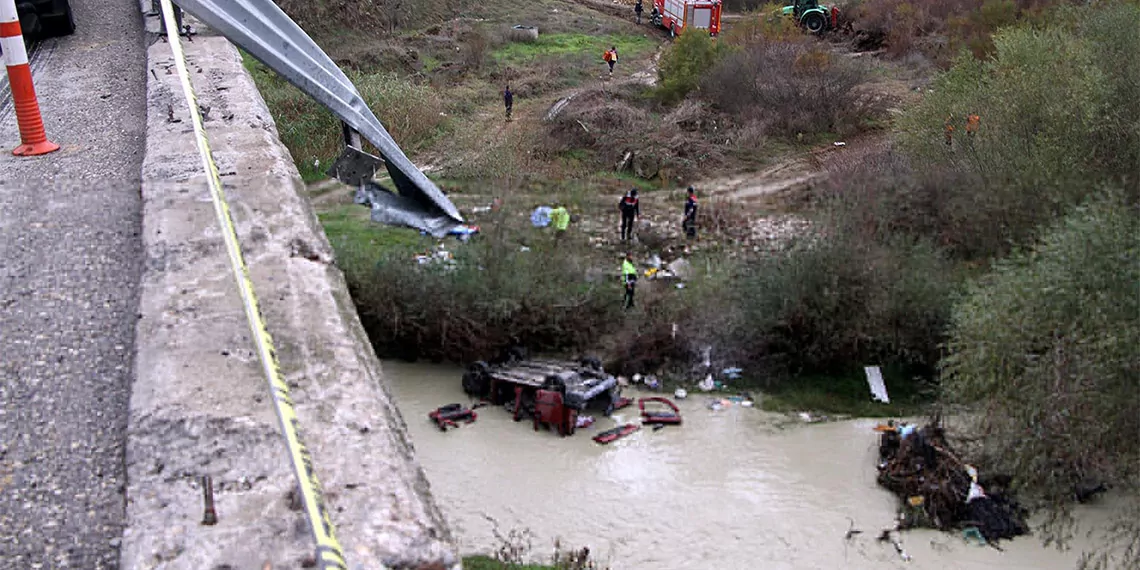 Hafif ticari araç gediz nehri'ne uçtu; 3 ölü