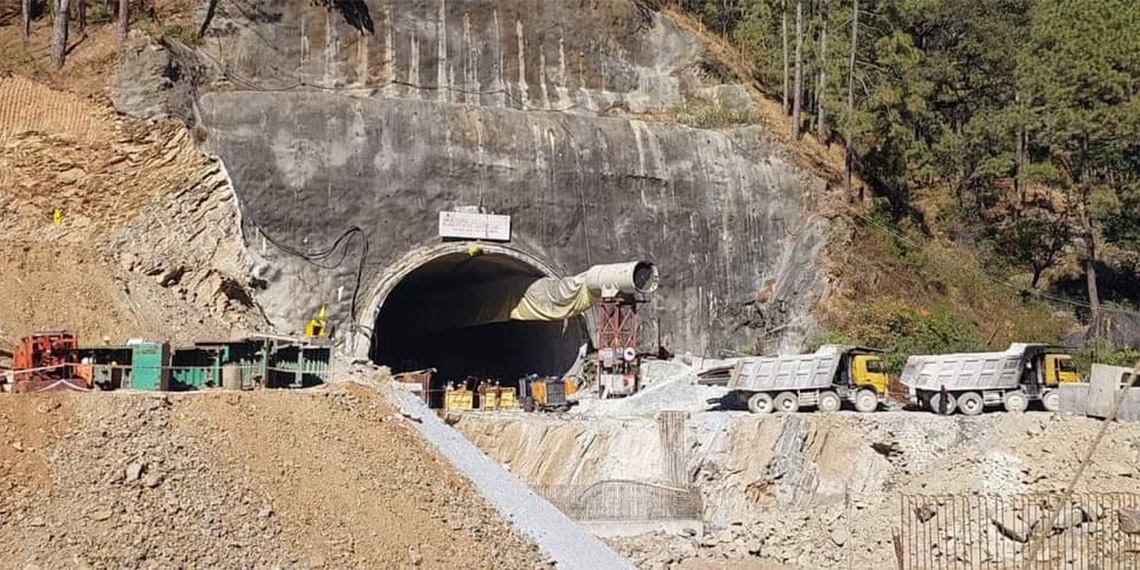 Çöken tünelde mahsur kalan 41 işçiyi kurtarma çalışmalarına ara verildi