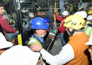 Çöken tünelde mahsur kalan 41 işçiyi kurtarma çalışmalarına ara verildi