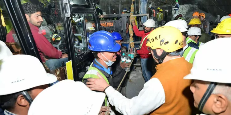 Çöken tünelde mahsur kalan 41 işçiyi kurtarma çalışmalarına ara verildi