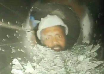 Hindistan'da tünelde mahsur kalan işçiler görüntülendi