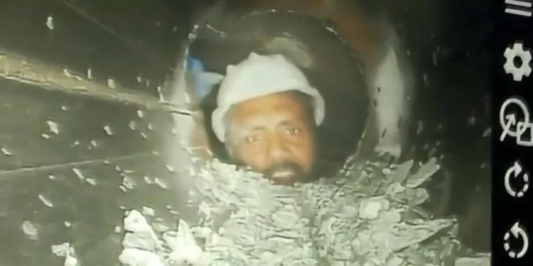 Hindistan'da tünelde mahsur kalan işçiler görüntülendi