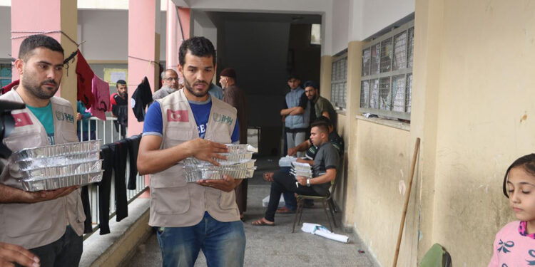 İHH, Gazze'de 80 bin kişiye destek ulaştırdı