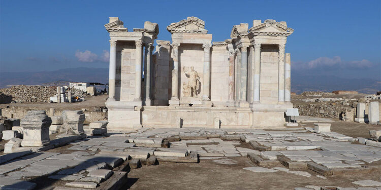 İmparator Traian heykeli yıllar sonra orijinal yerinde