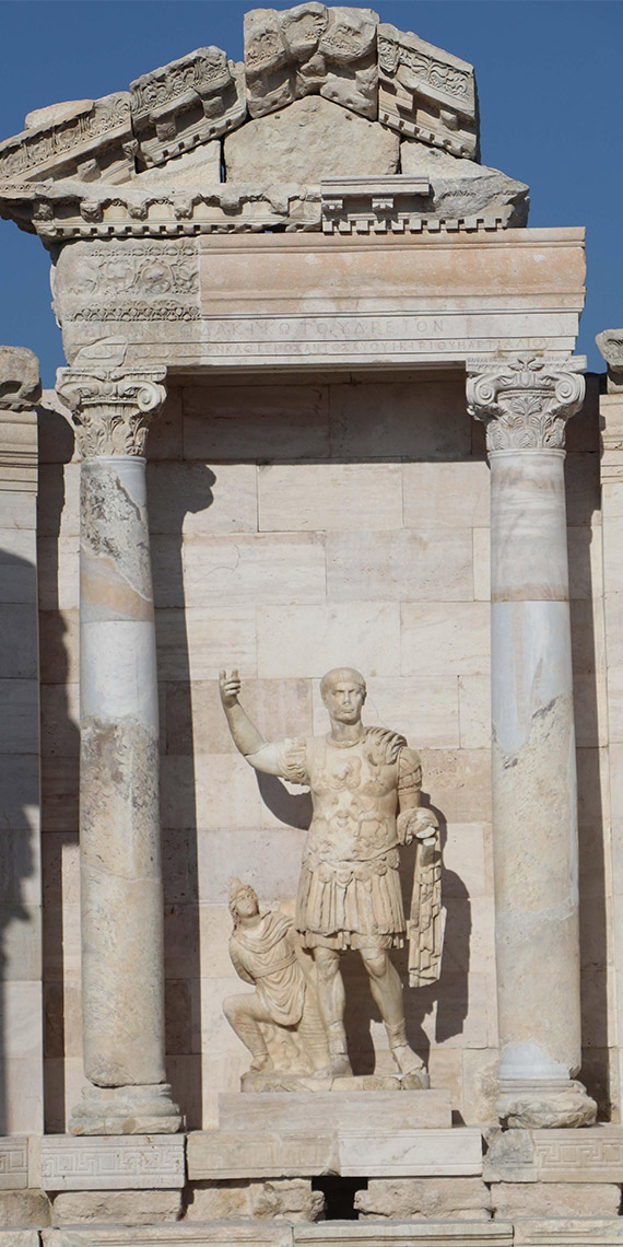 İmparator Traian heykeli yıllar sonra orijinal yerinde