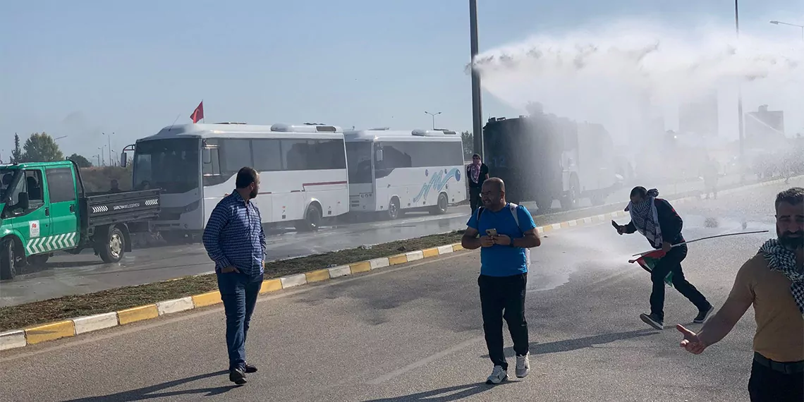 Incirlik hava ussune girmeye calisan protestoculara polis mudahalesi 3958 dhaphoto2 - öne çıkan - haberton