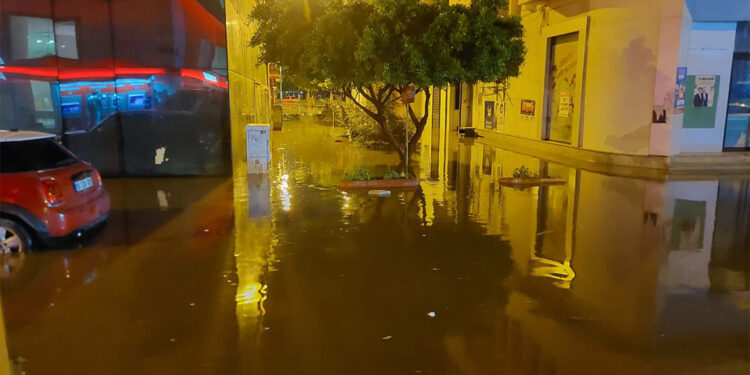 İskenderun'da sağanak ve fırtınada su taşkını yaşandı