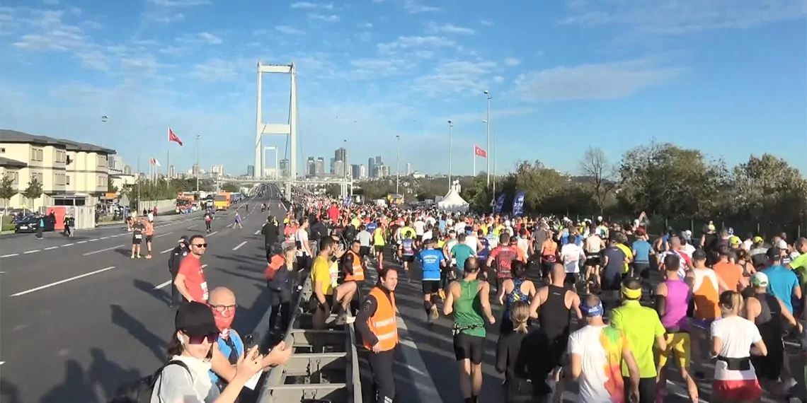 Dünyada iki kıta arasında koşulan tek maraton olan 45'inci i̇stanbul maratonu, bu yıl 'yüzyılın koşusu' sloganı ile start aldı.