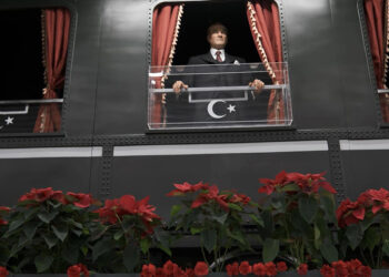 İstanbul'un metro ve tramvaylarında Ata'ya saygı