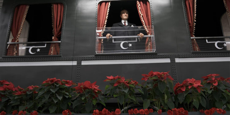 İstanbul'un metro ve tramvaylarında Ata'ya saygı