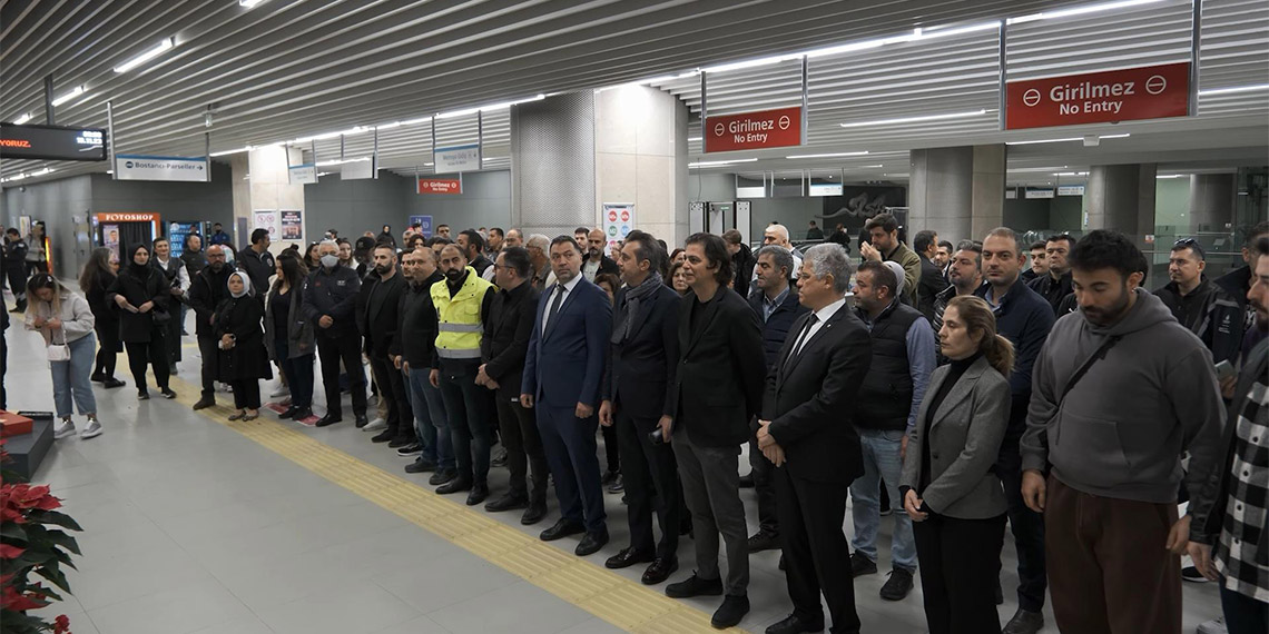 İstanbul'un metro ve tramvaylarında Ata'ya saygı