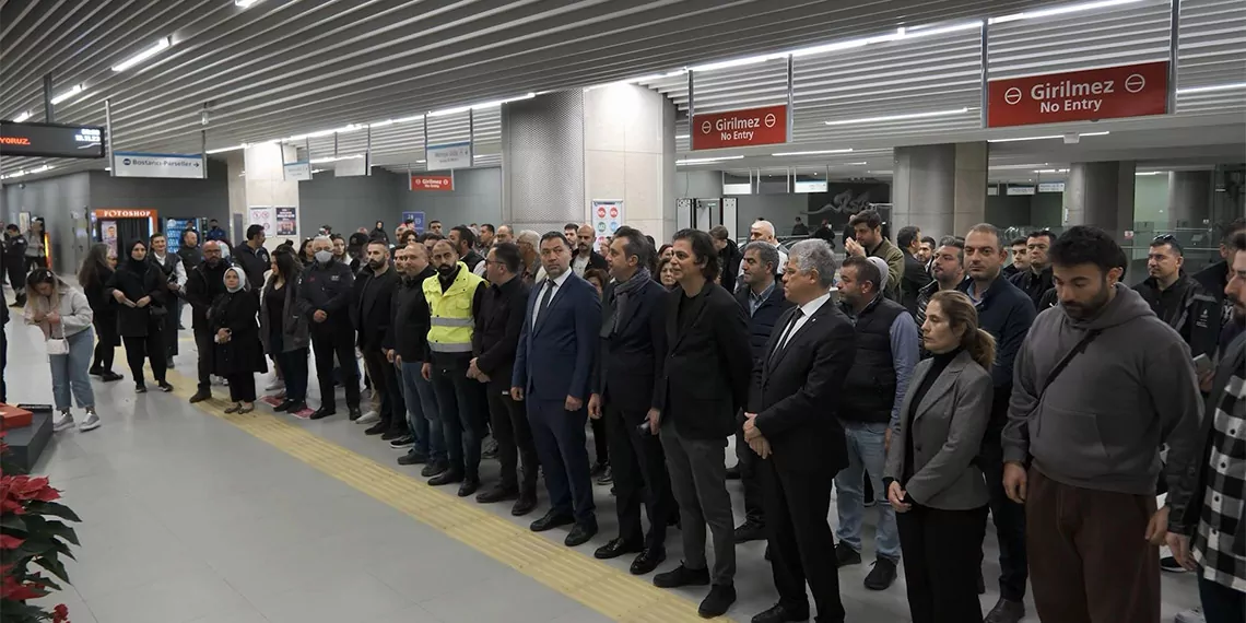 İstanbul'un metro ve tramvaylarında ata'ya saygı