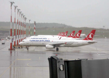 İstanbul'da fırtına hava ulaşımını aksattı