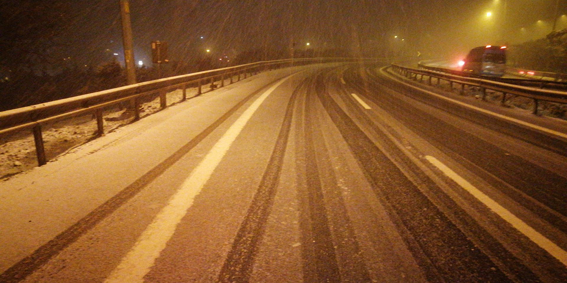 İstanbul'da, dün gece başlayan sağanak ve karla karışık yağmur nedeniyle İBB ekipleri 2 bin 921 ihbara müdahale etti.