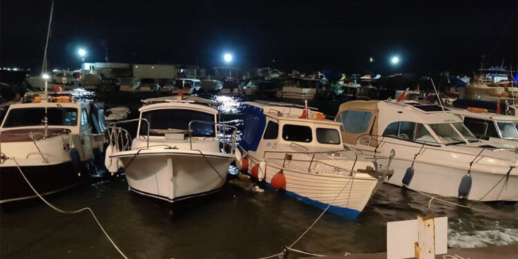 Fırtına nedeniyle Kartal'da 1 tekne battı