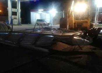 Silivri'de bir iş yerinin çatısı uçtu