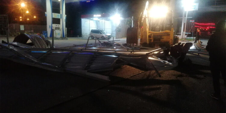 Silivri'de bir iş yerinin çatısı uçtu