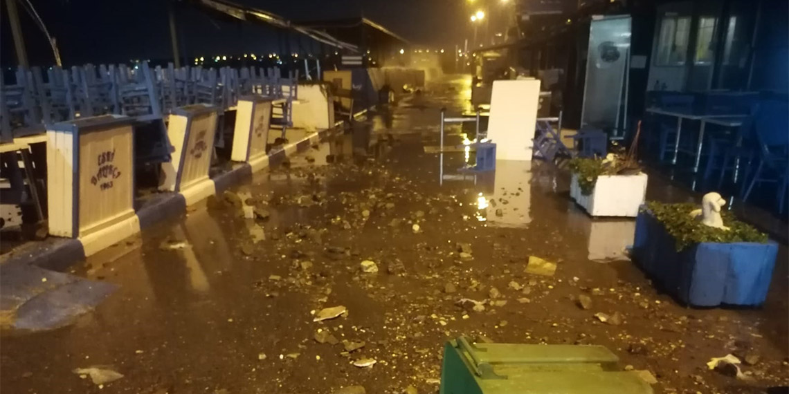 Silivri'de bir iş yerinin çatısı uçtu