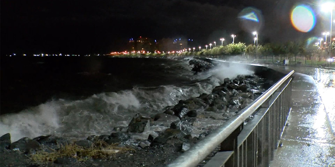 İstanbul'da fırtına ve sağanak etkisini artırdı. Meteoroloji'nin günlerdir yaptığı uyarıların ardından İstanbul'da şiddetini artıran fırtına nedeniyle Kağıthane'de bir binanın çatısı uçtu.