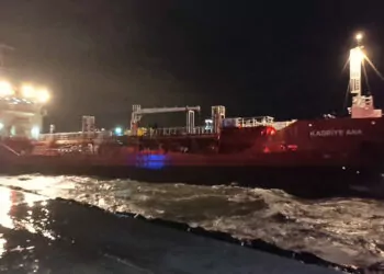 Zeytinburnu açıklarında sürüklenen tanker karaya oturdu