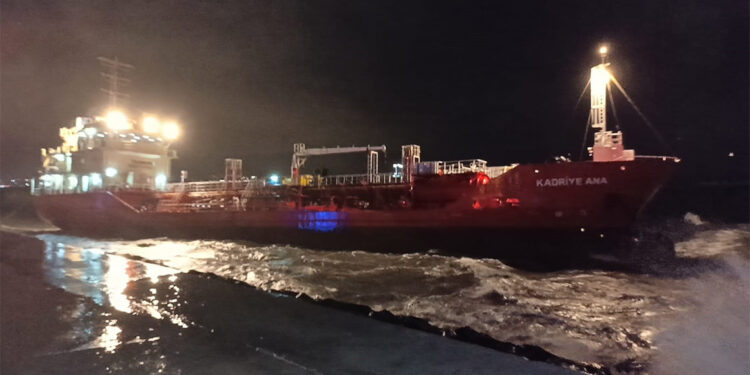 Zeytinburnu açıklarında sürüklenen tanker karaya oturdu