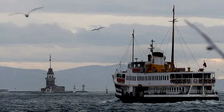 İstanbul'da fırtına: Şehir Hatları'nda birçok sefer iptal edildi