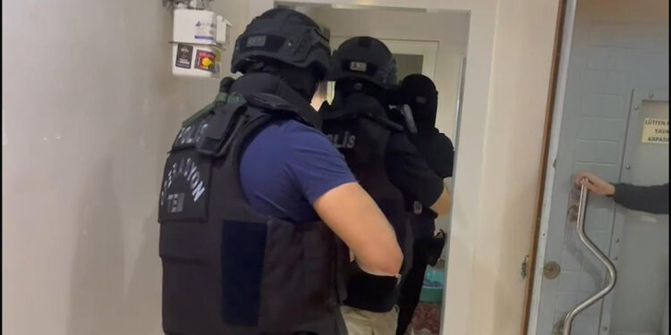 İstanbul'da terör operasyonu:11 gözaltı