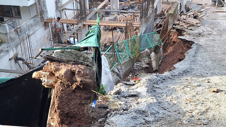 İstinat duvarının çökmesi sonucu sokakta kırılmalar oluştu