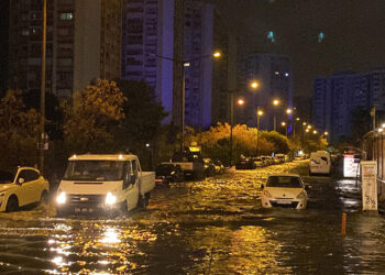 İzmir'de de kuvvetli yağış ve fırtınada deniz taştı