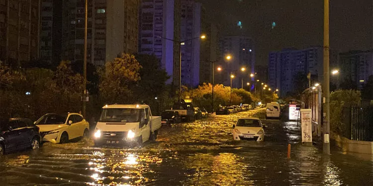 İzmir'de de kuvvetli yağış ve fırtınada deniz taştı
