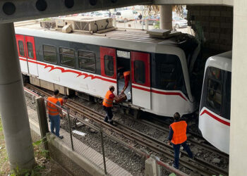 İzmir'de metro aracı raydan çıktı