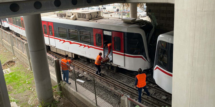 İzmir'de metro aracı raydan çıktı