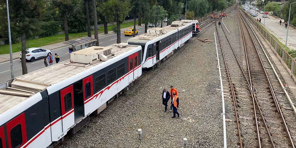 İzmir'de metro aracı raydan çıktı