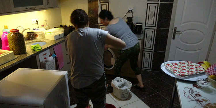 İzmir'de sağanak; Çitlembik Deresi taştı