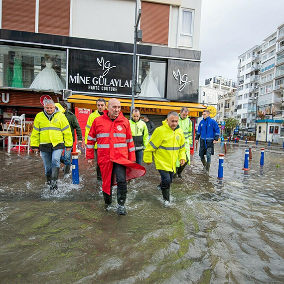 Meteoroloji Genel Müdürlüğü'nce yapılan şiddetli yağış ve fırtına uyarısının ardından, İzmir'de şiddetli yağış ve fırtına tsunami etkisi yarattı.