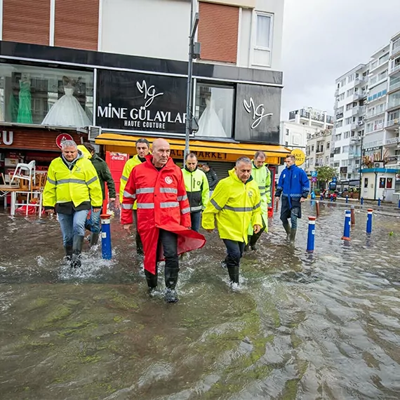 Meteoroloji genel müdürlüğü'nce yapılan şiddetli yağış ve fırtına uyarısının ardından, i̇zmir'de şiddetli yağış ve fırtına tsunami etkisi yarattı.