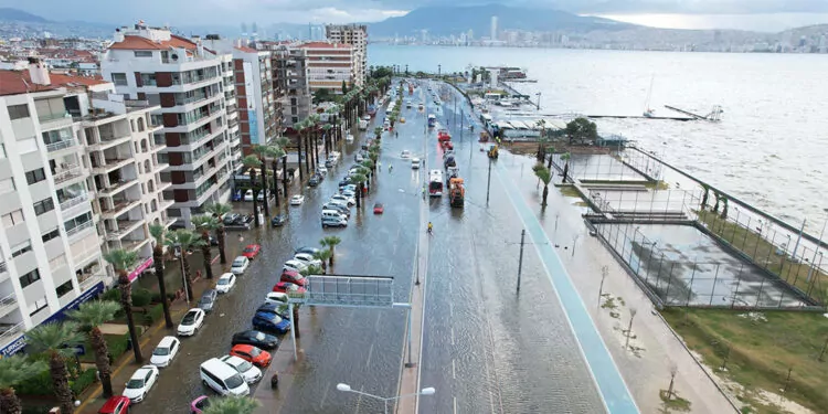 İzmir'de şiddetli yağış ve fırtına tsunami etkisi yarattı