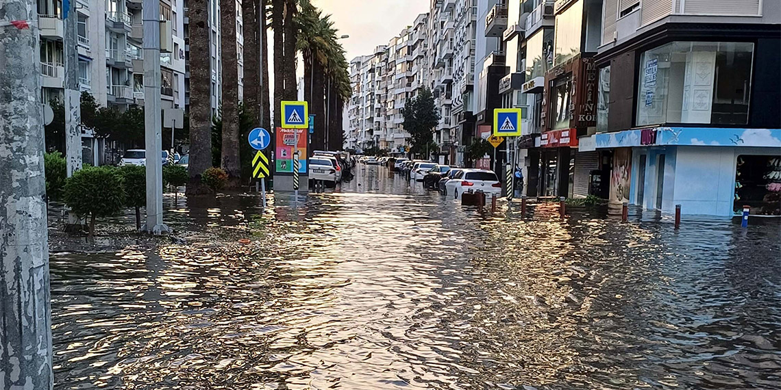 İzmir'de şiddetli yağış ve fırtına tsunami etkisi yarattı