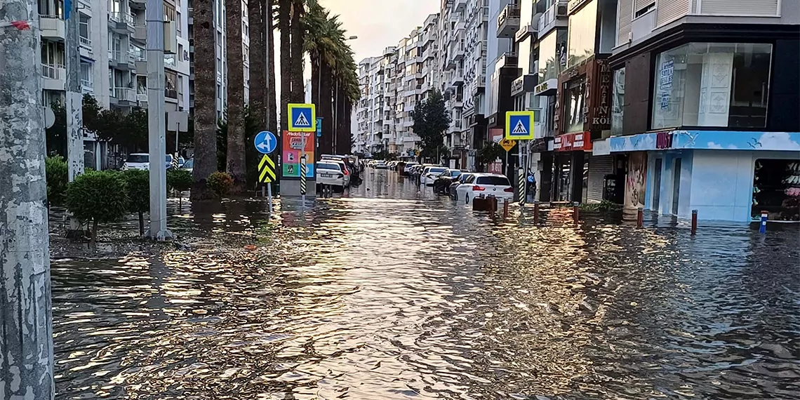 İzmir'de şiddetli yağış ve fırtına tsunami etkisi yarattı