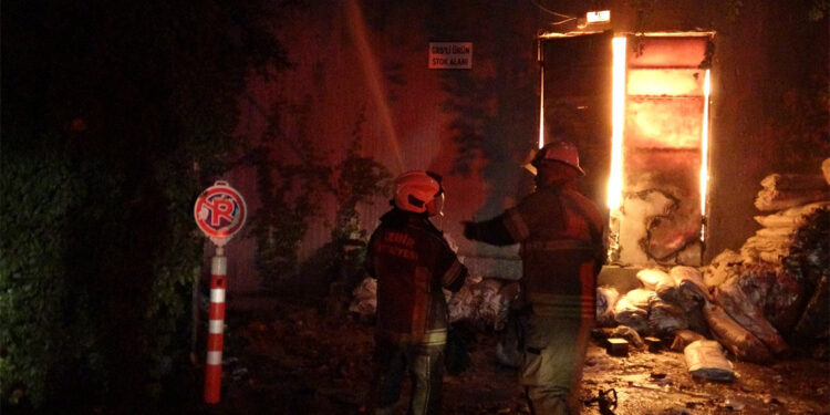 İzmir'de tekstil atölyesinde yangın