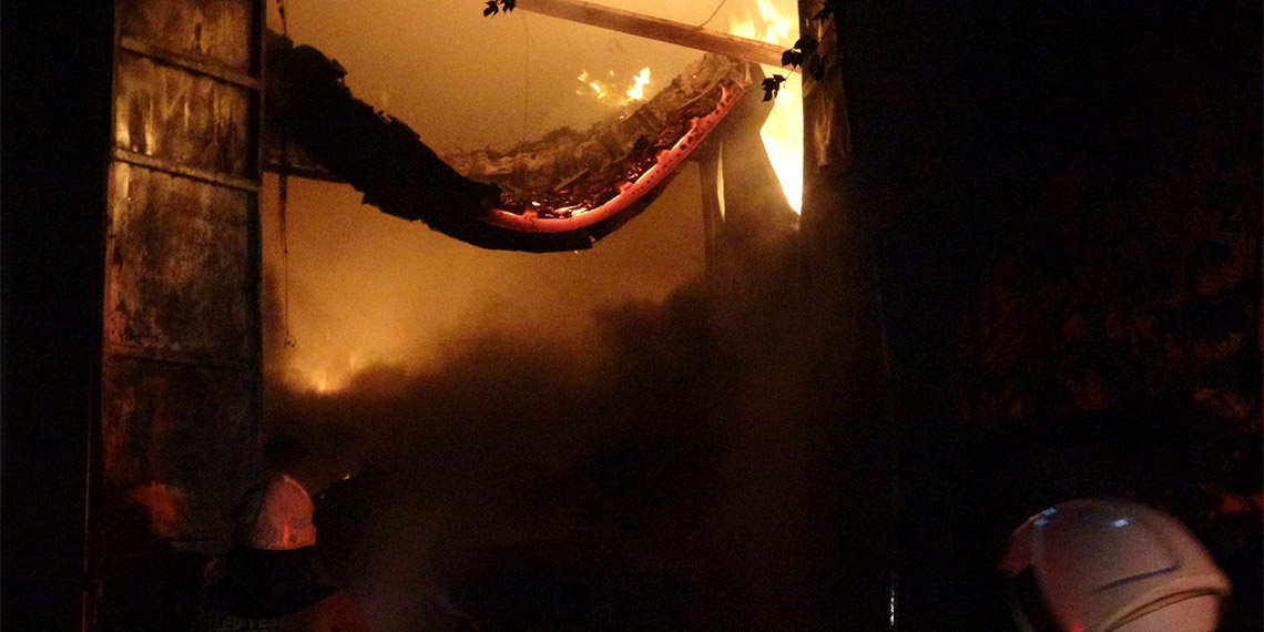 İzmir'de tekstil atölyesinde yangın çıktı. Yangın kısa sürede büyürken, alevlerin atölye yakınında bulunan depolara sıçramaması için ekiplerin başlattığı çalışma devam ediyor.