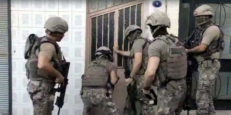 İzmir'de terör örgütü operasyonu; 4 gözaltı