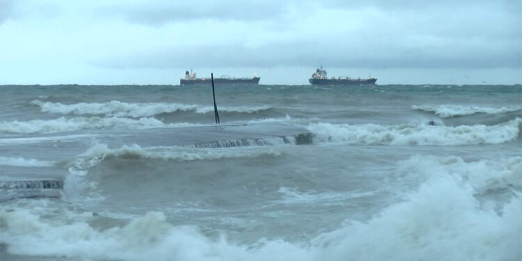 Kadıköy'de denizde dev dalgalar oluştu