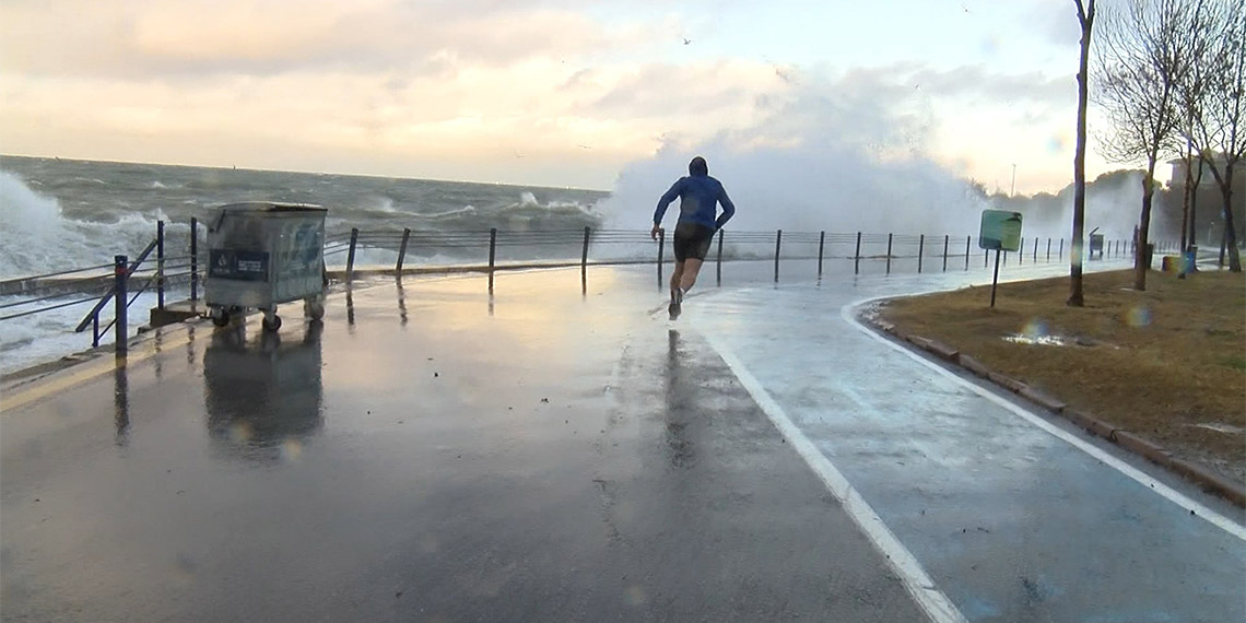 Kadıköy'de denizde dev dalgalar oluştu