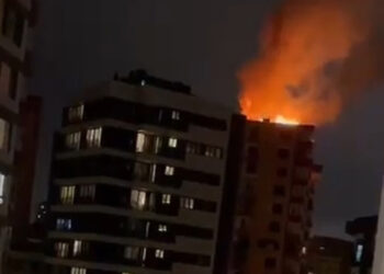 Kadıköy'de 14 katlı metruk binanın çatısına yıldırım düştü