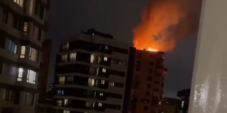 Kadıköy'de 14 katlı metruk binanın çatısına yıldırım düştü