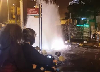 Kadıköy'de su borusu patladı
